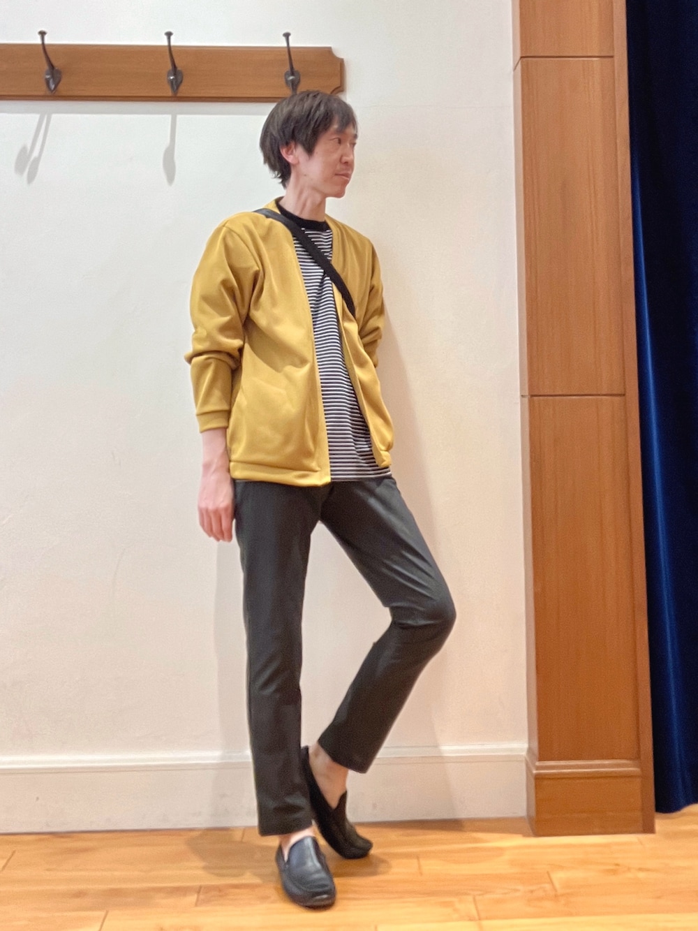 イエロー系のカーディガン/ボレロ、ブラック系のTシャツ/カットソー、ブラック系のショルダーバッグを着用したメンズの春コーディネートの7枚目の写真