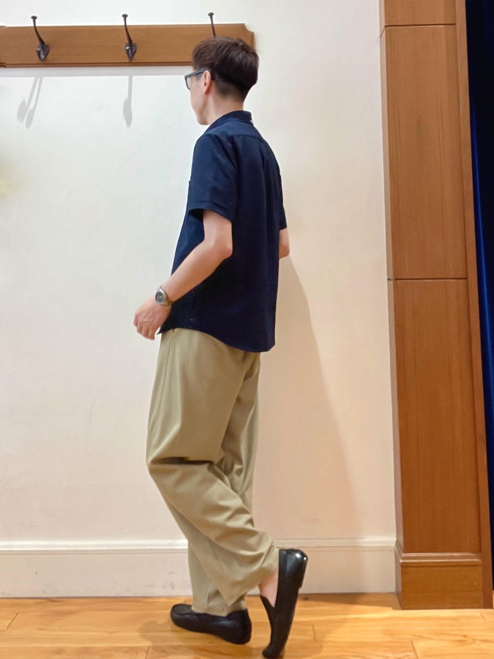 ブルー系のシャツ/ブラウス、ホワイト系のTシャツ/カットソー、ブラック系のサングラスを着用したメンズの夏コーディネートの4枚目の写真