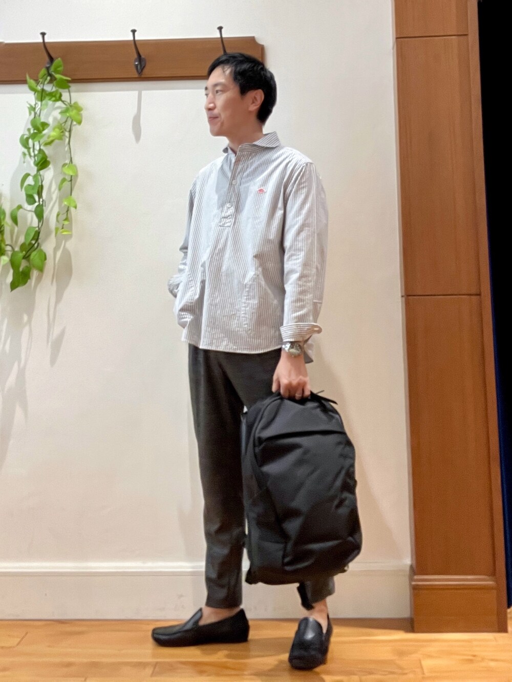 ブルー系のシャツ/ブラウス、グレー系のその他パンツ、ブラック系のバックパック/リュックを着用したメンズの秋コーディネートの2枚目の写真