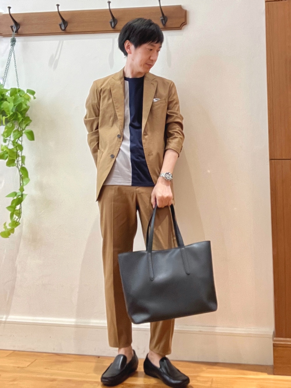 イエロー系のテーラードジャケット、ブルー系のTシャツ/カットソー、ブラック系のトートバッグを着用したメンズの夏コーディネートの2枚目の写真