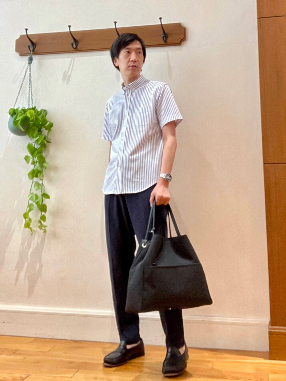 ホワイト系のシャツ/ブラウス、ブラック系のトートバッグ、ブルー系のその他パンツを着用したメンズの春コーディネートの2枚目の写真