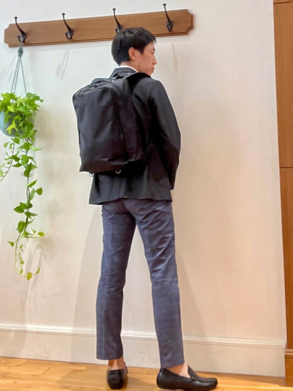 ブラック系のバックパック/リュック、グレー系のテーラードジャケット、ブルー系のシャツ/ブラウスを着用したメンズの夏コーディネートの5枚目の写真