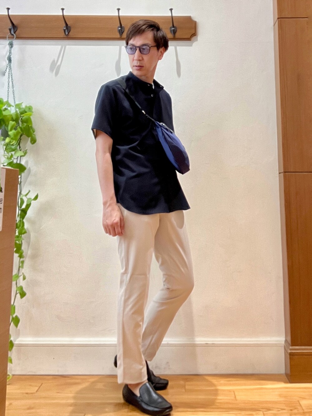 ホワイト系のTシャツ/カットソー、ブルー系のシャツ/ブラウス、ホワイト系のチノパンツを着用したメンズの夏コーディネートの6枚目の写真