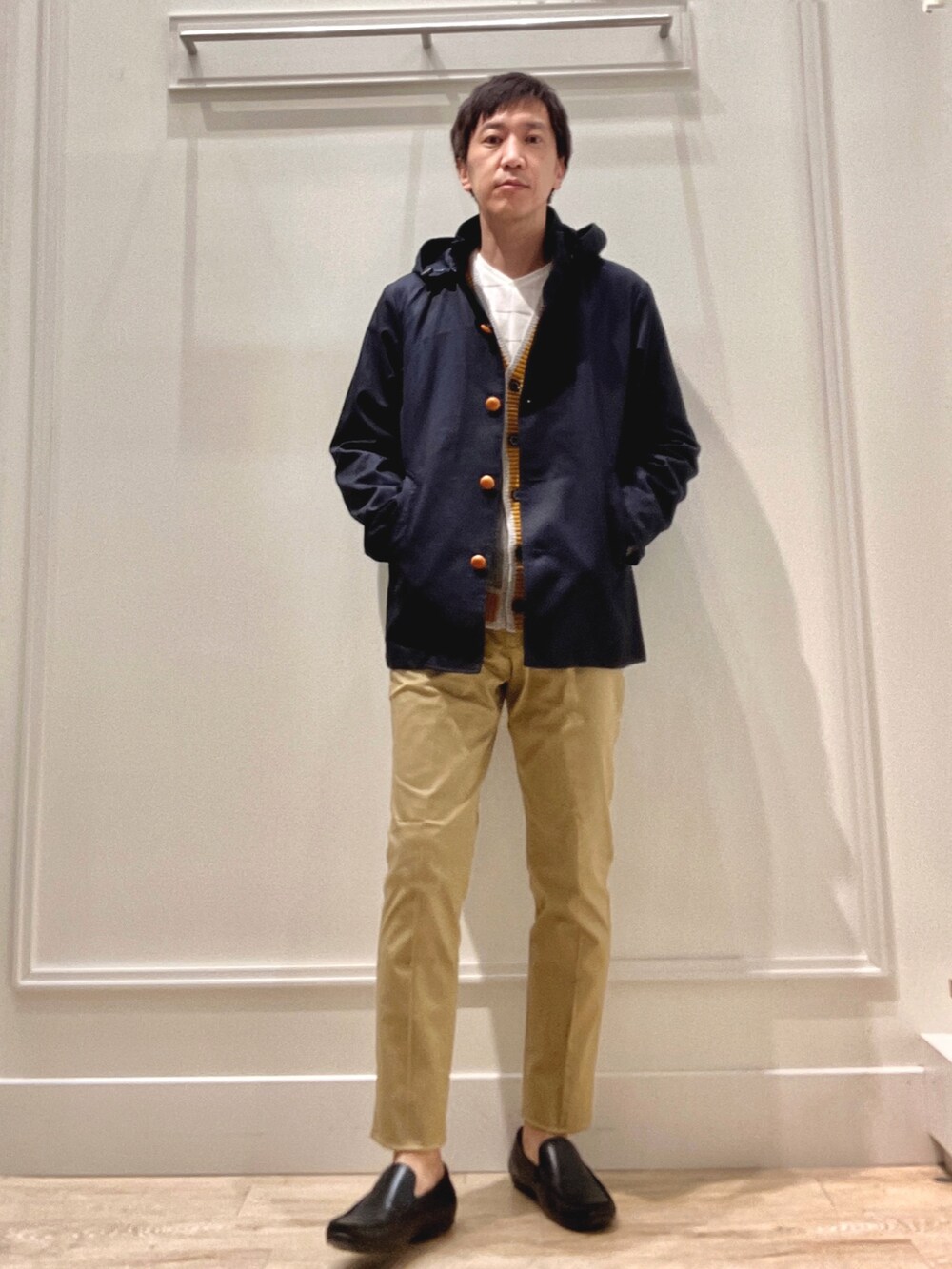 ベージュ系のその他パンツ、グレー系のカーディガン/ボレロ、ブルー系のブルゾンを着用したメンズの秋コーディネートの2枚目の写真