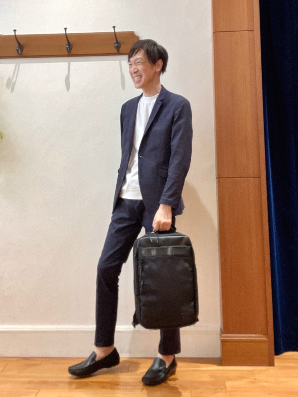 ブルー系のテーラードジャケット、ブルー系のその他パンツ、ホワイト系のTシャツ/カットソーを着用したメンズの秋コーディネートの2枚目の写真