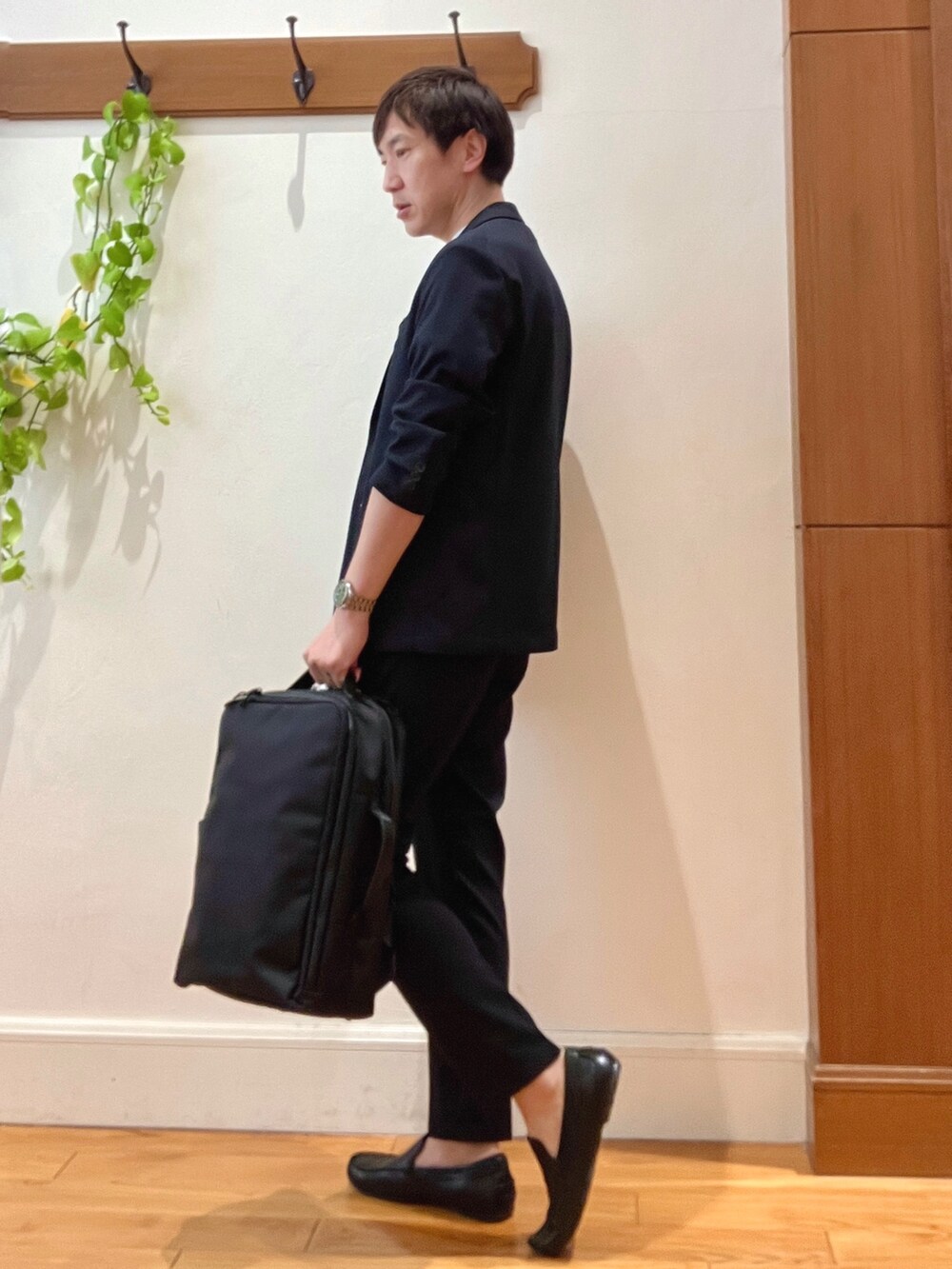 ブルー系のテーラードジャケット、ホワイト系のTシャツ/カットソー、ブルー系のその他パンツを着用したメンズの冬コーディネートの2枚目の写真