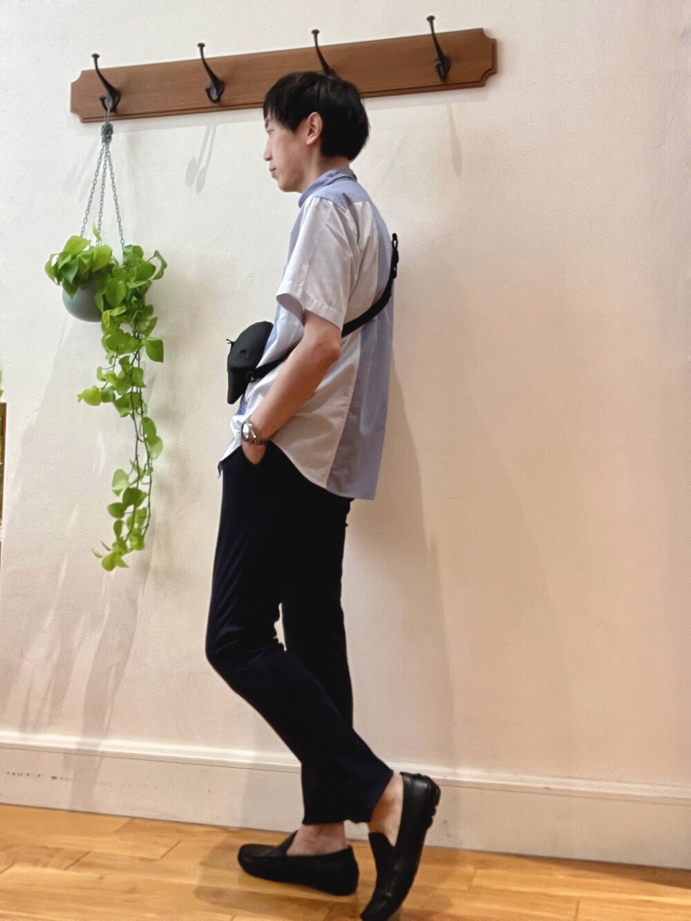 ブルー系のその他パンツ、ブルー系のシャツ/ブラウス、ブラック系のショルダーバッグを着用したメンズの夏コーディネートの3枚目の写真