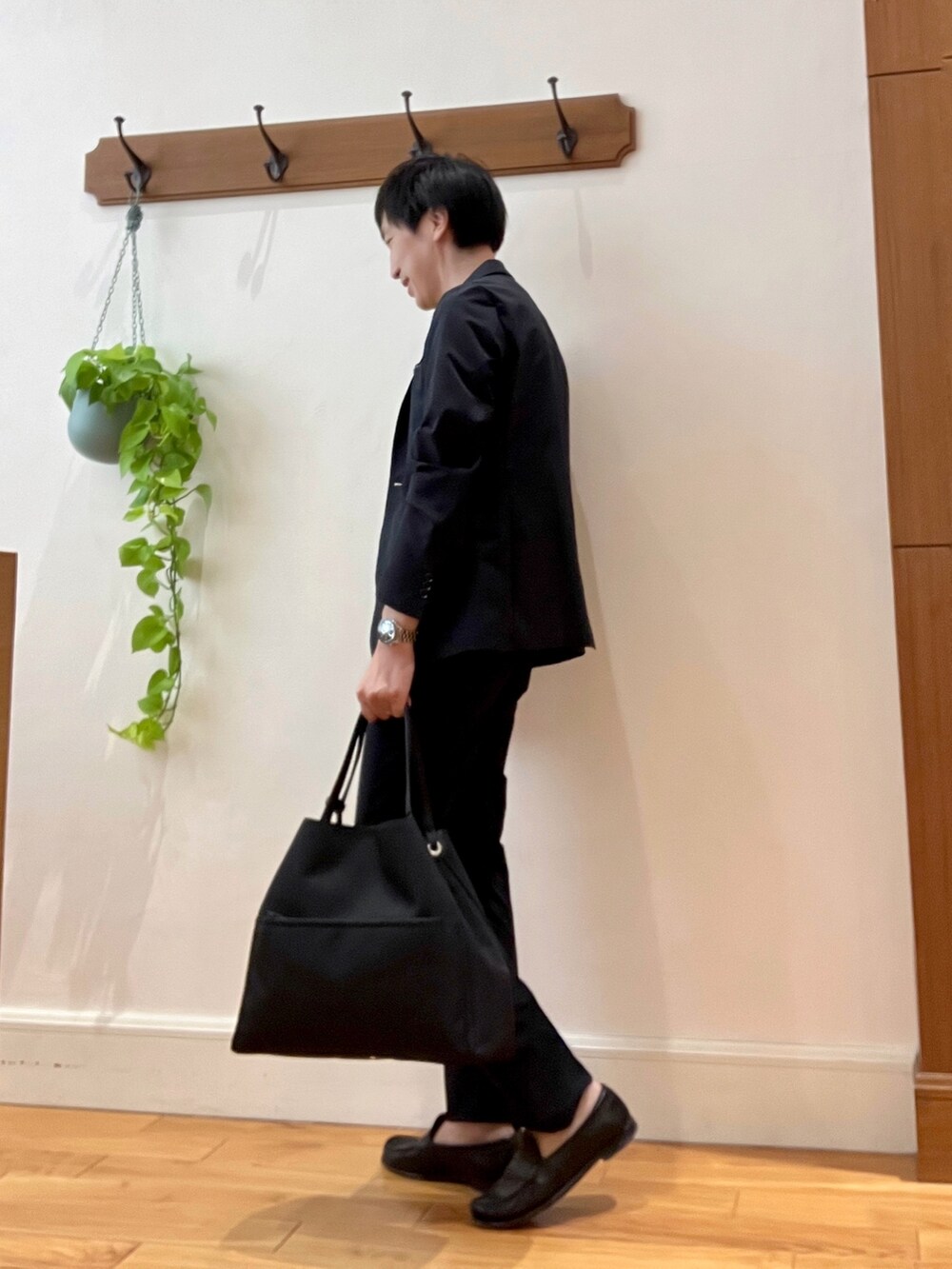 ブルー系のテーラードジャケット、ブルー系のその他パンツ、ブラック系のトートバッグを着用したメンズの春コーディネートの4枚目の写真