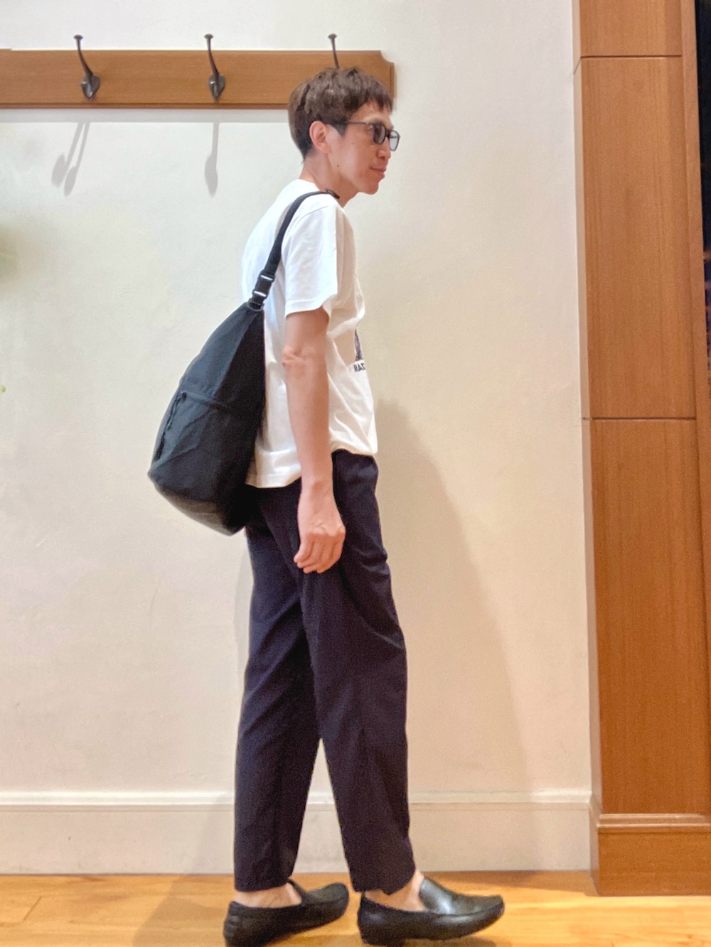 ホワイト系のTシャツ/カットソー、ブラック系のショルダーバッグ、グレー系のその他パンツを着用したメンズの夏コーディネートの6枚目の写真