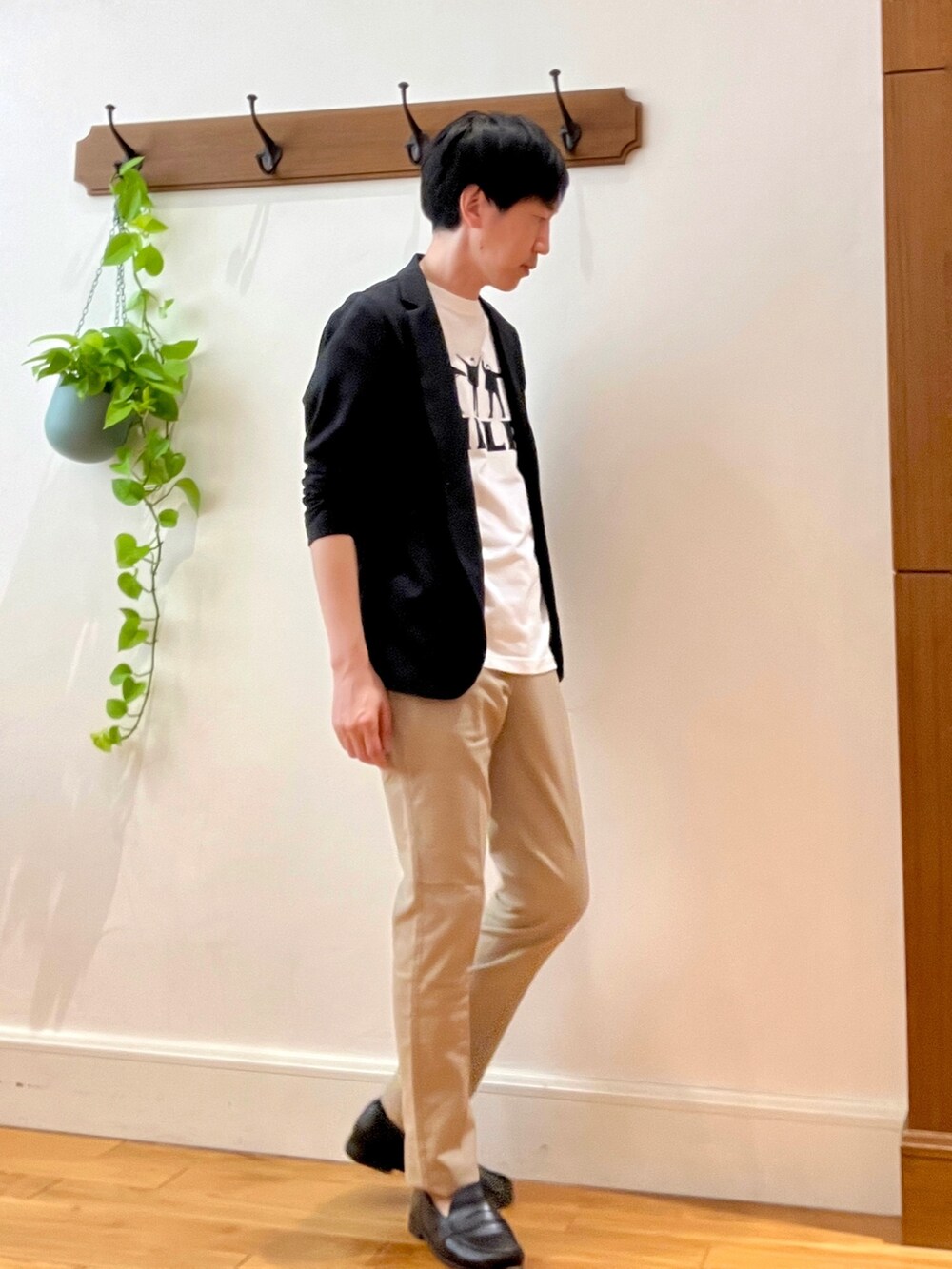 グレー系のカーディガン/ボレロ、ホワイト系のTシャツ/カットソー、ベージュ系のその他パンツを着用したメンズの春コーディネートの5枚目の写真