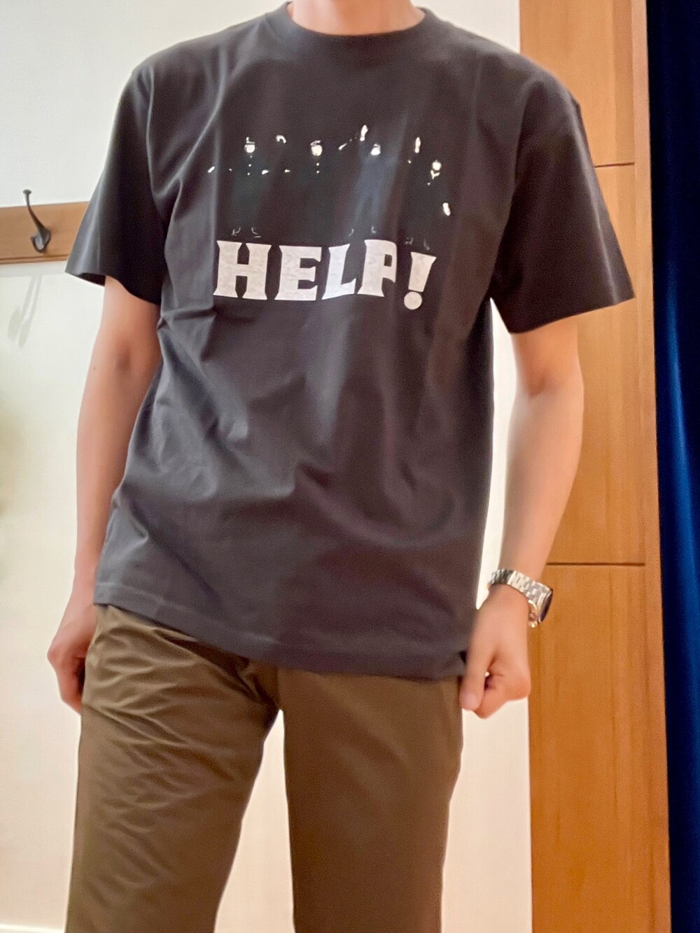 ブラック系のTシャツ/カットソー、ホワイト系のトートバッグ、ブラウン系のその他パンツを着用したメンズの春コーディネートの7枚目の写真