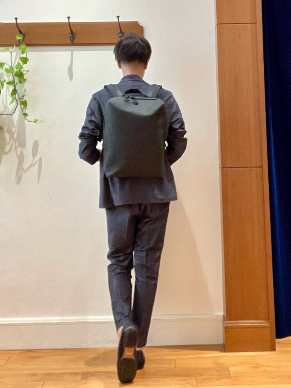 ブルー系のテーラードジャケット、ブルー系のTシャツ/カットソー、ブルー系のその他パンツを着用したメンズの秋コーディネートの6枚目の写真