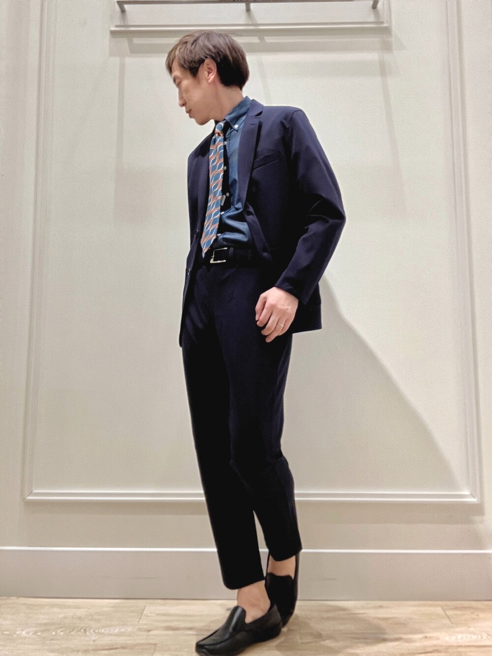 ブルー系のシャツ/ブラウス、ブルー系のネクタイ、ブルー系のテーラードジャケットを着用したメンズの春コーディネートの3枚目の写真