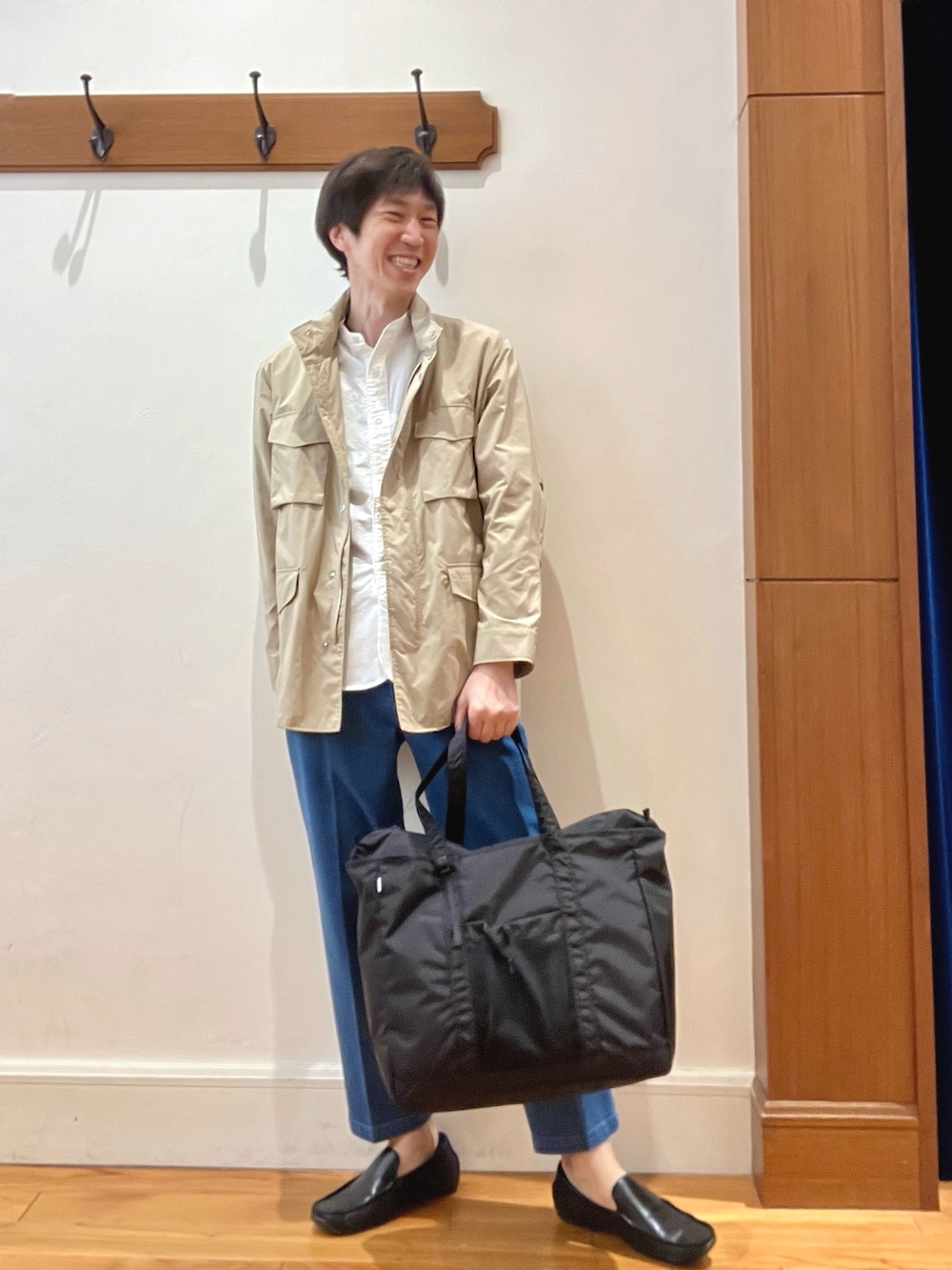 ベージュ系のブルゾン、ホワイト系のシャツ/ブラウス、ブルー系のデニムパンツを着用したメンズの春コーディネートの5枚目の写真