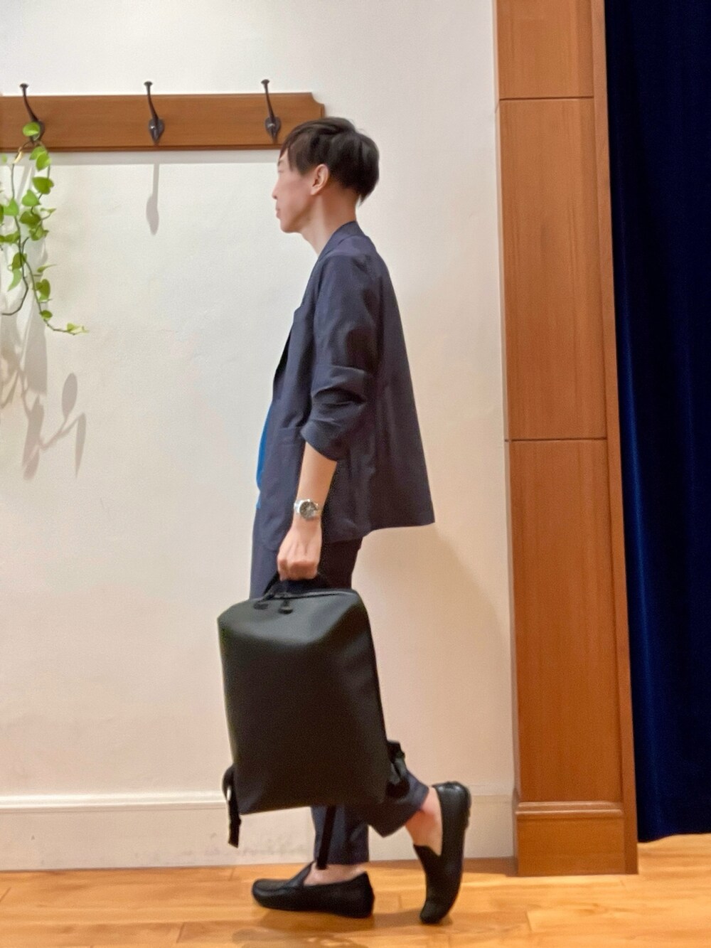 ブルー系のテーラードジャケット、ブルー系のTシャツ/カットソー、ブルー系のその他パンツを着用したメンズの秋コーディネートの4枚目の写真