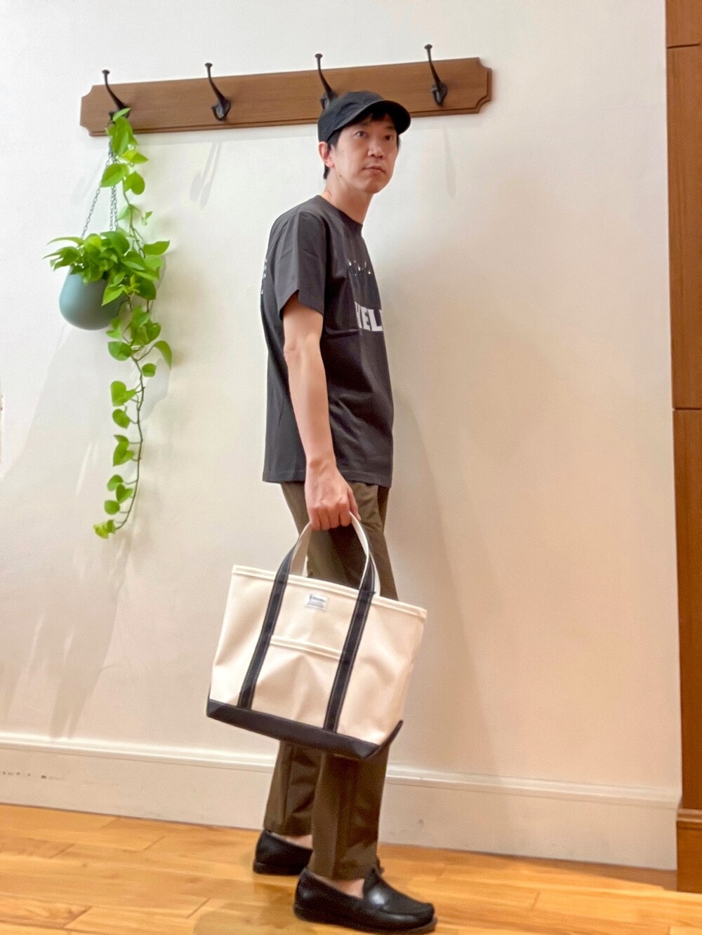 ブラック系のTシャツ/カットソー、ホワイト系のトートバッグ、ブラウン系のその他パンツを着用したメンズの春コーディネートの6枚目の写真