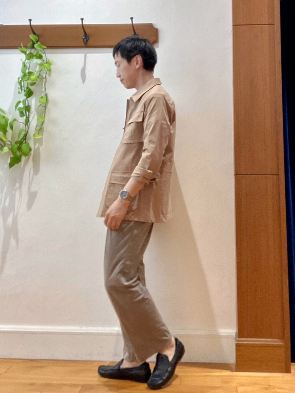 ベージュ系のミリタリージャケット、ホワイト系のTシャツ/カットソー、ベージュ系のその他パンツを着用したメンズの秋コーディネートの3枚目の写真