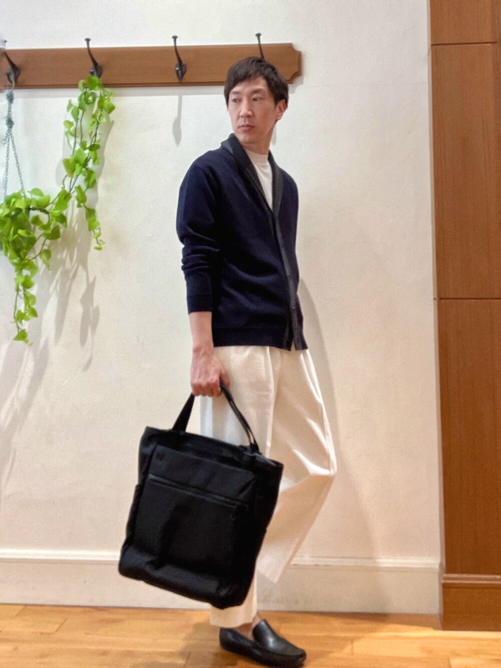 ブルー系のカーディガン/ボレロ、ホワイト系のTシャツ/カットソー、ホワイト系のデニムパンツを着用したメンズの冬コーディネートの6枚目の写真