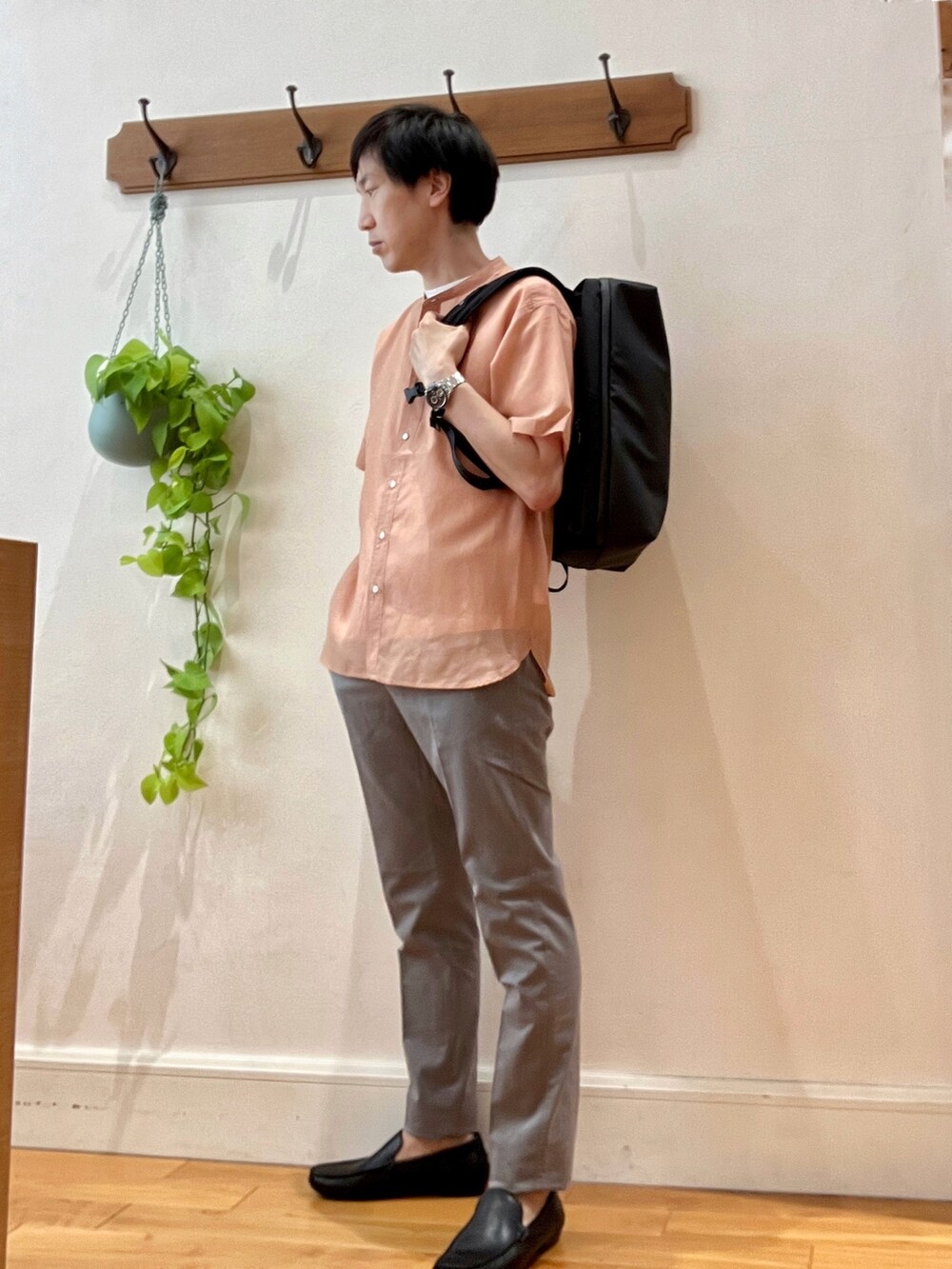 オレンジ系のシャツ/ブラウス、ホワイト系のTシャツ/カットソー、ブラック系のバックパック/リュックを着用したメンズの夏コーディネートの4枚目の写真