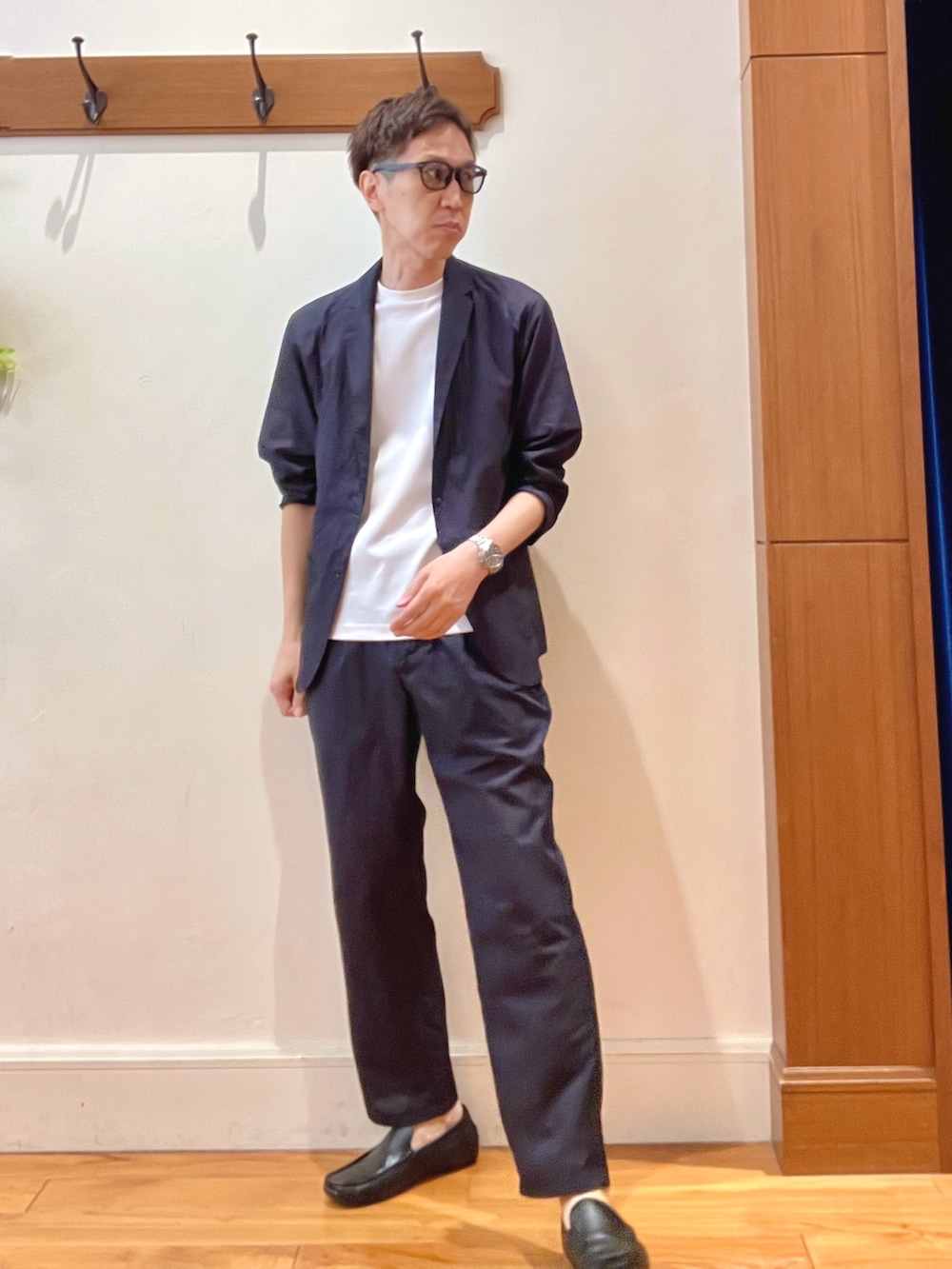 ブルー系のその他パンツ、ホワイト系のTシャツ/カットソー、ブルー系のテーラードジャケットを着用したメンズの夏コーディネートの7枚目の写真