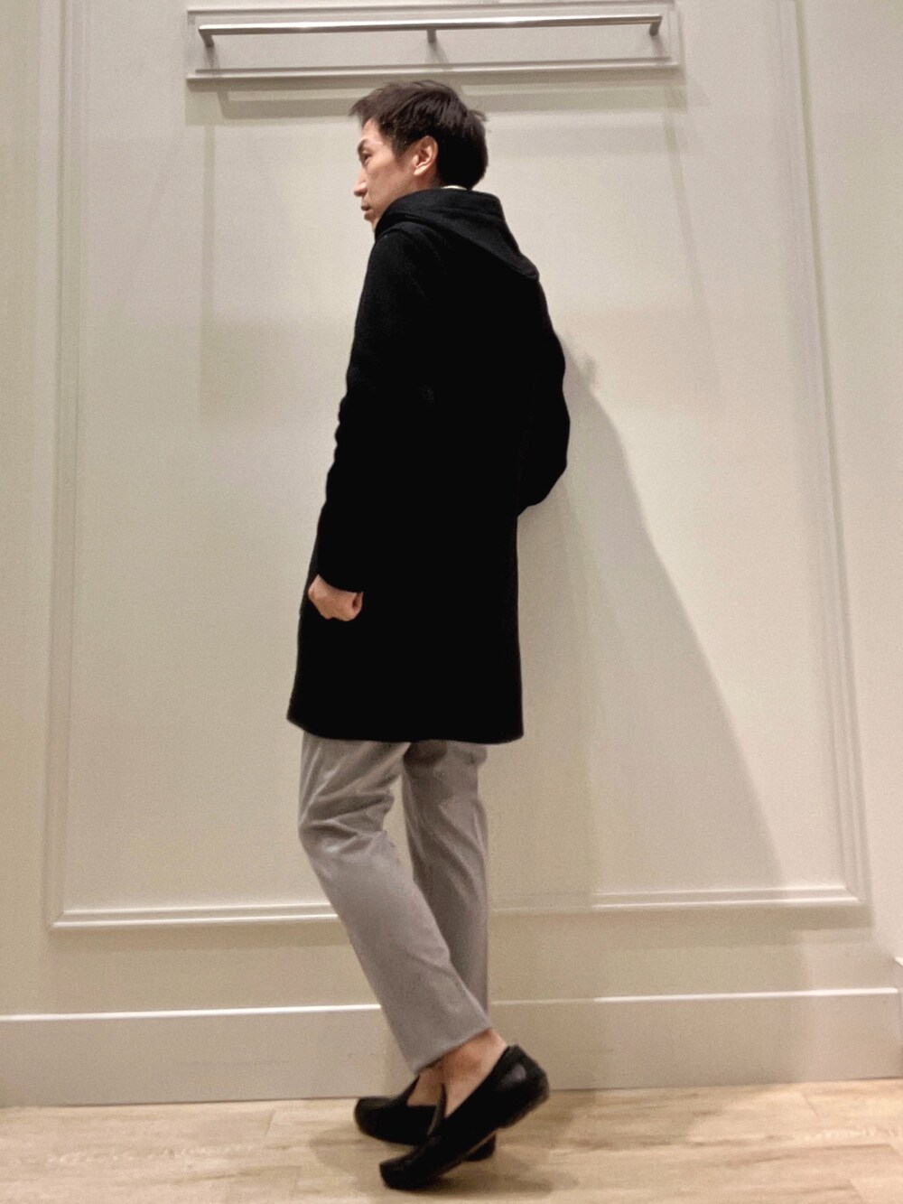 グレー系のその他パンツ、ブルー系のニット/セーター、ブラック系のダッフルコートを着用したメンズの冬コーディネートの5枚目の写真