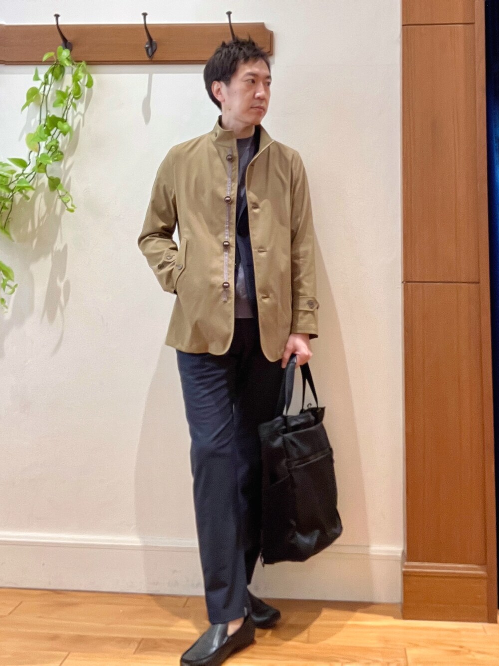 ベージュ系のブルゾン、ブルー系のテーラードジャケット、グレー系のTシャツ/カットソーを着用したメンズの春コーディネートの7枚目の写真