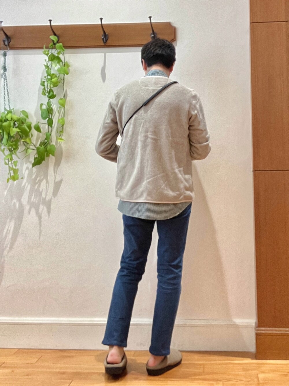 ホワイト系のブルゾン、グリーン系のシャツ/ブラウス、ブラック系のショルダーバッグを着用したメンズの秋コーディネートの4枚目の写真