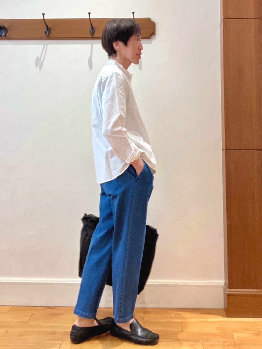 ベージュ系のブルゾン、ホワイト系のシャツ/ブラウス、ブルー系のデニムパンツを着用したメンズの春コーディネートの9枚目の写真