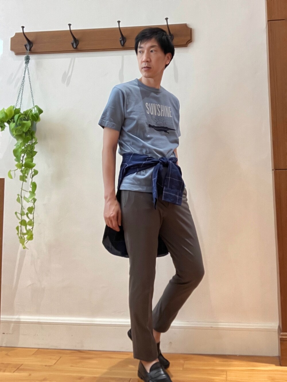 ブルー系のTシャツ/カットソー、ブルー系のシャツ/ブラウス、グレー系のその他パンツを着用したメンズの春コーディネートの5枚目の写真