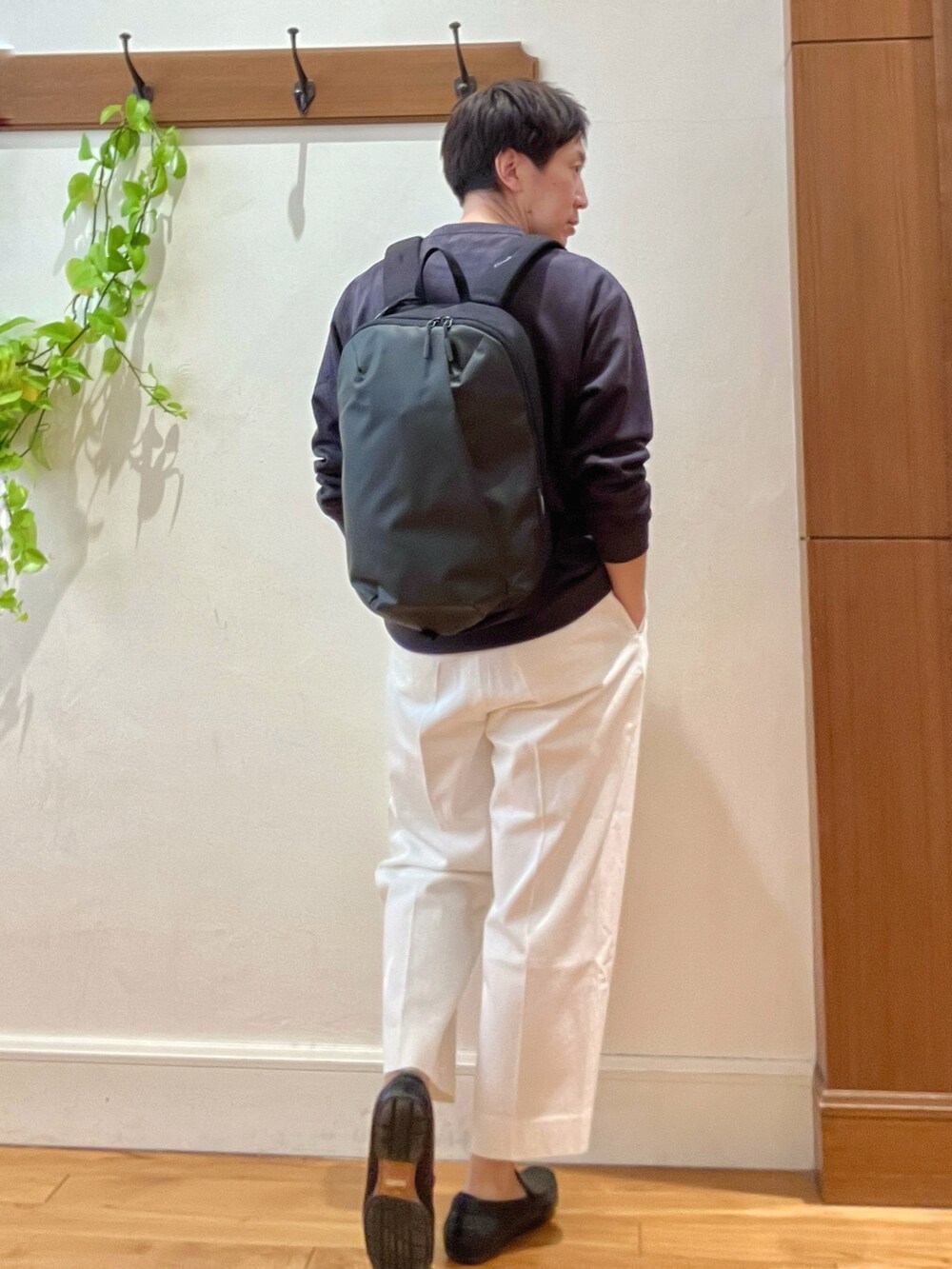 グレー系のバックパック/リュック、ホワイト系のデニムパンツ、グレー系のスウェットを着用したメンズの冬コーディネートの5枚目の写真