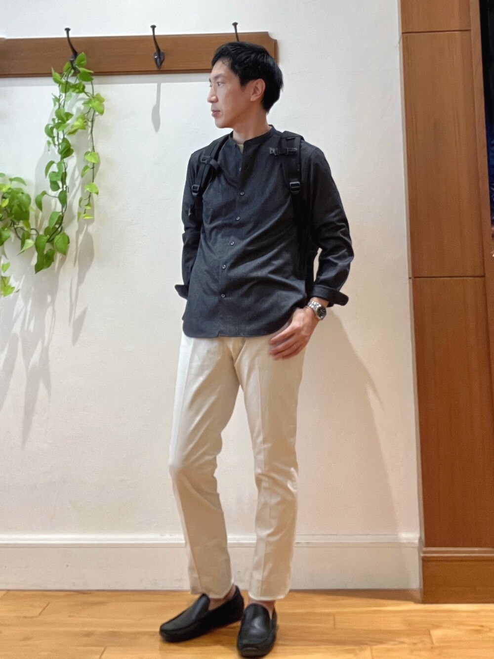 ブルー系のシャツ/ブラウス、ホワイト系のTシャツ/カットソー、ホワイト系のチノパンツを着用したメンズの秋コーディネートの2枚目の写真