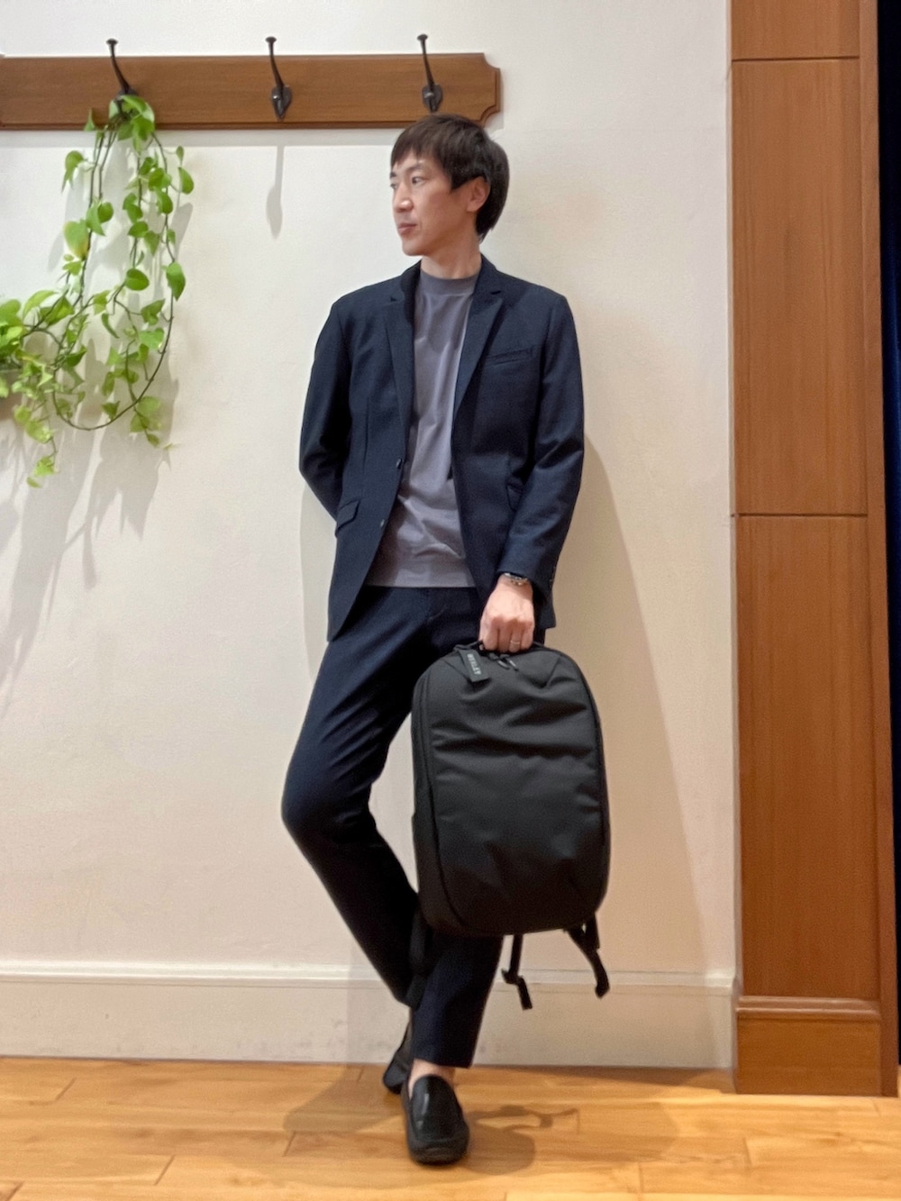 グレー系のTシャツ/カットソー、グレー系のテーラードジャケット、グレー系のその他パンツを着用したメンズの秋コーディネートの9枚目の写真