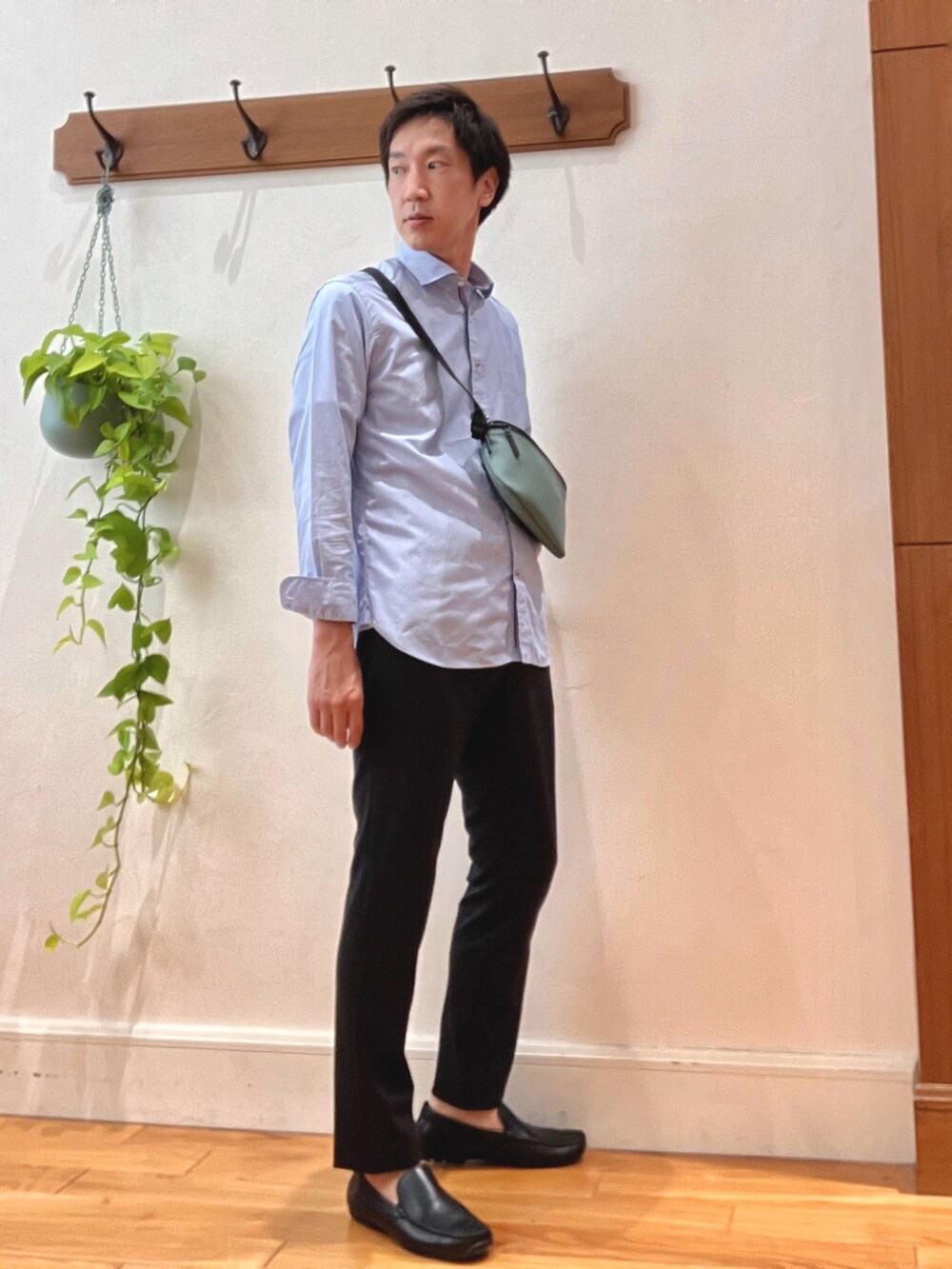 グリーン系のショルダーバッグ、ホワイト系のTシャツ/カットソー、ブルー系のその他パンツを着用したメンズの秋コーディネートの6枚目の写真
