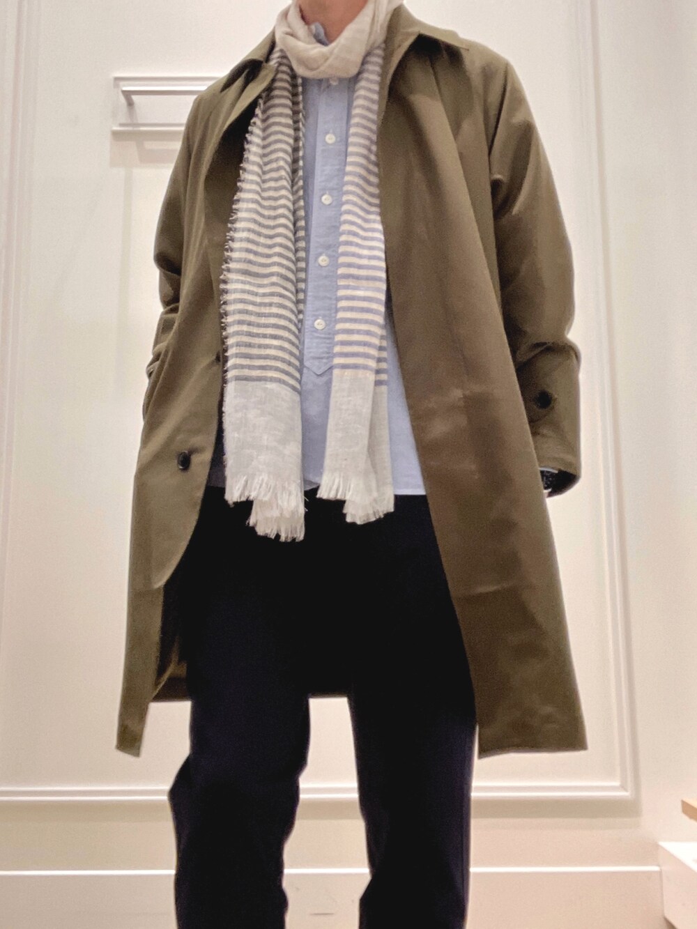 グリーン系のステンカラーコート、ブルー系のシャツ/ブラウス、ブルー系のその他パンツを着用したメンズの冬コーディネートの8枚目の写真