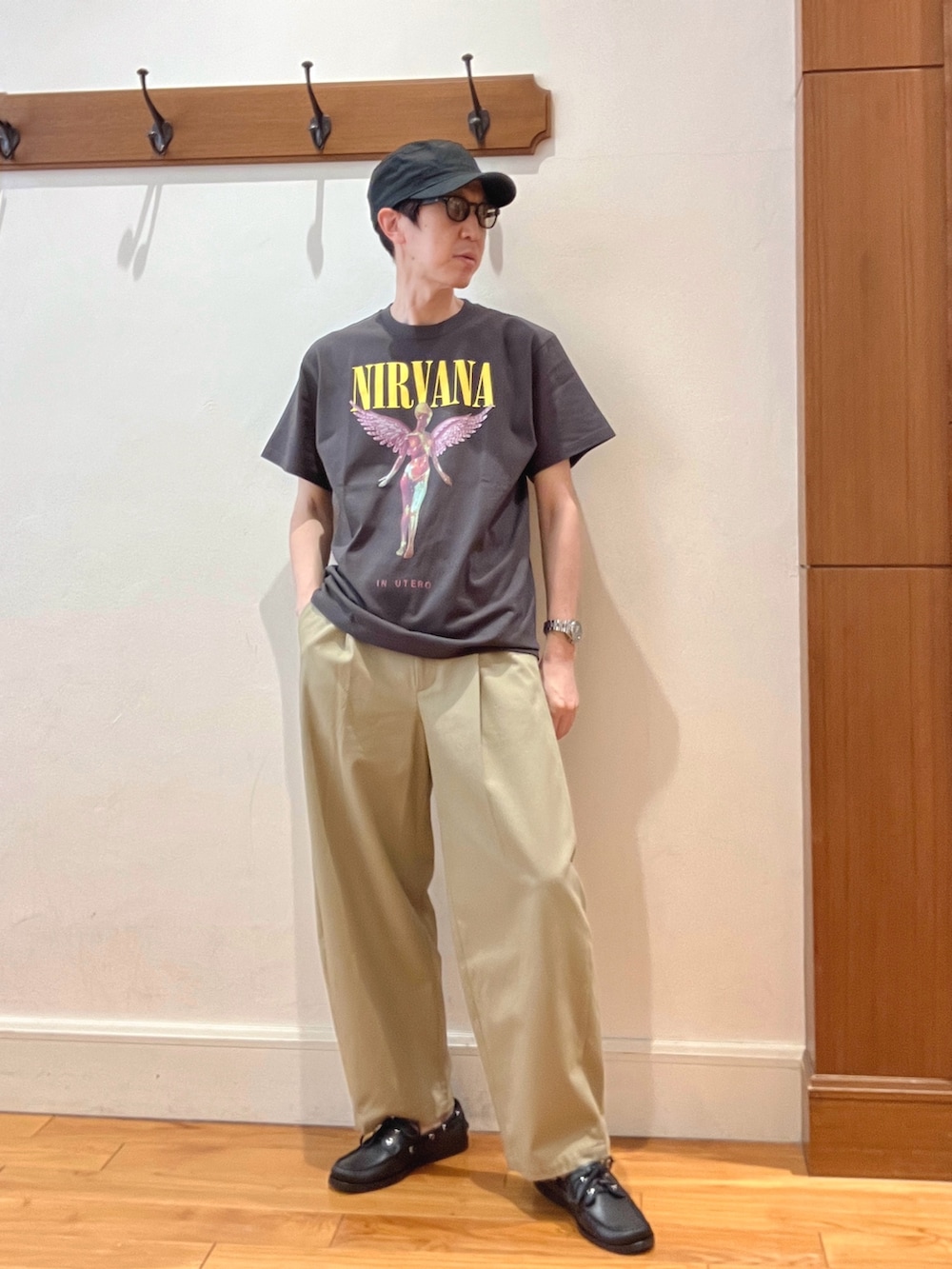 グレー系のTシャツ/カットソー、ブラック系のモカシン/デッキシューズ、ブラック系のサングラスを着用したメンズの春コーディネートの2枚目の写真