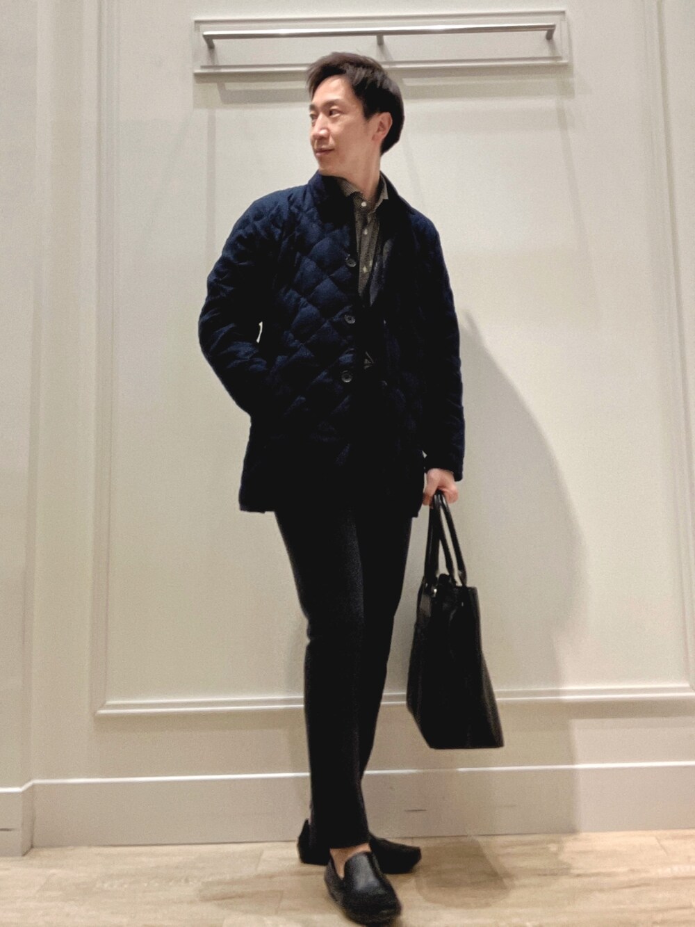 ブルー系のその他パンツ、ブラック系のトートバッグ、ブルー系のテーラードジャケットを着用したメンズの冬コーディネートの6枚目の写真