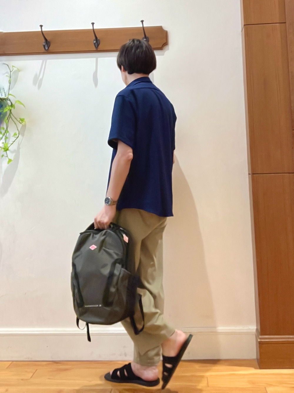 ホワイト系のTシャツ/カットソー、ブルー系のシャツ/ブラウス、グレー系のバックパック/リュックを着用したメンズの夏コーディネートの3枚目の写真