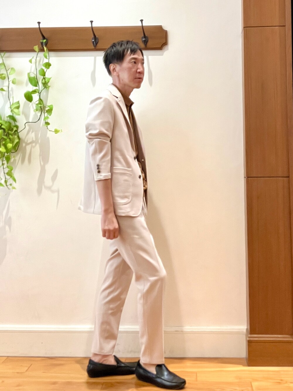 ベージュ系のその他パンツ、イエロー系のポロシャツ、ベージュ系のテーラードジャケットを着用したメンズの夏コーディネートの5枚目の写真