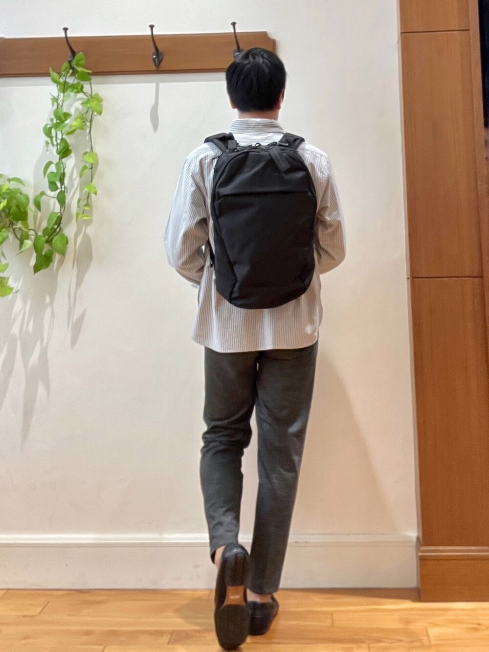 ブルー系のシャツ/ブラウス、グレー系のその他パンツ、ブラック系のバックパック/リュックを着用したメンズの秋コーディネートの4枚目の写真