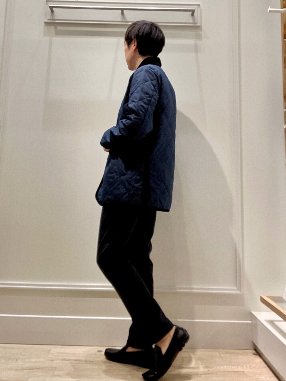 ブルー系のその他パンツ、イエロー系のニット/セーター、ブルー系のダウンジャケット/コートを着用したメンズの秋コーディネートの3枚目の写真