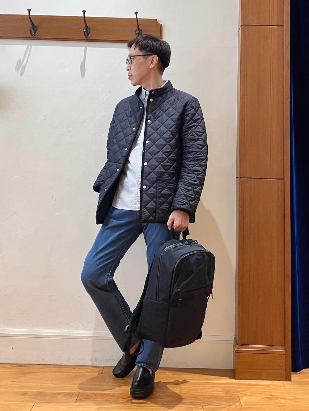グレー系のシャツ/ブラウス、ブルー系のブルゾン、ブラック系のバックパック/リュックを着用したメンズの秋コーディネートの3枚目の写真
