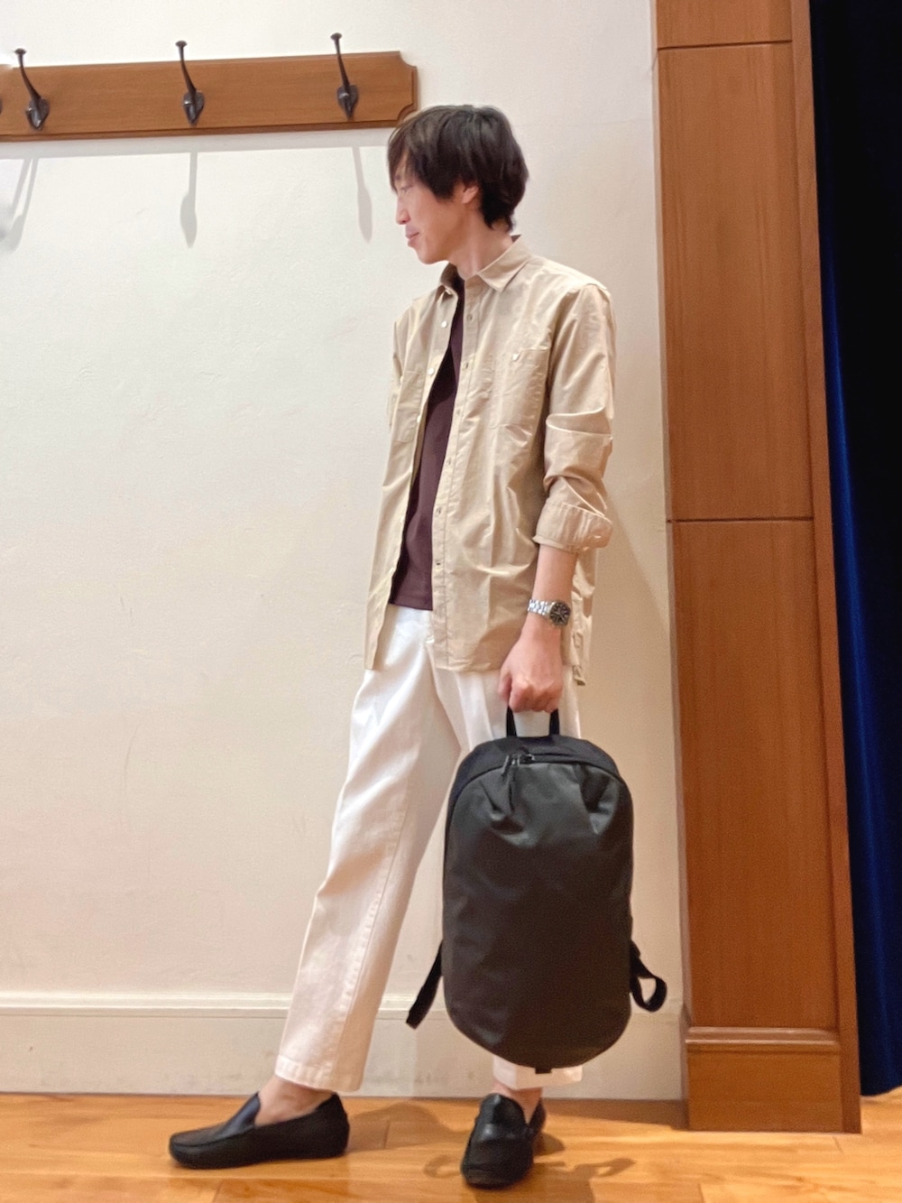 ベージュ系のシャツ/ブラウス、ブラウン系のTシャツ/カットソー、ホワイト系のデニムパンツを着用したメンズの春コーディネートの3枚目の写真