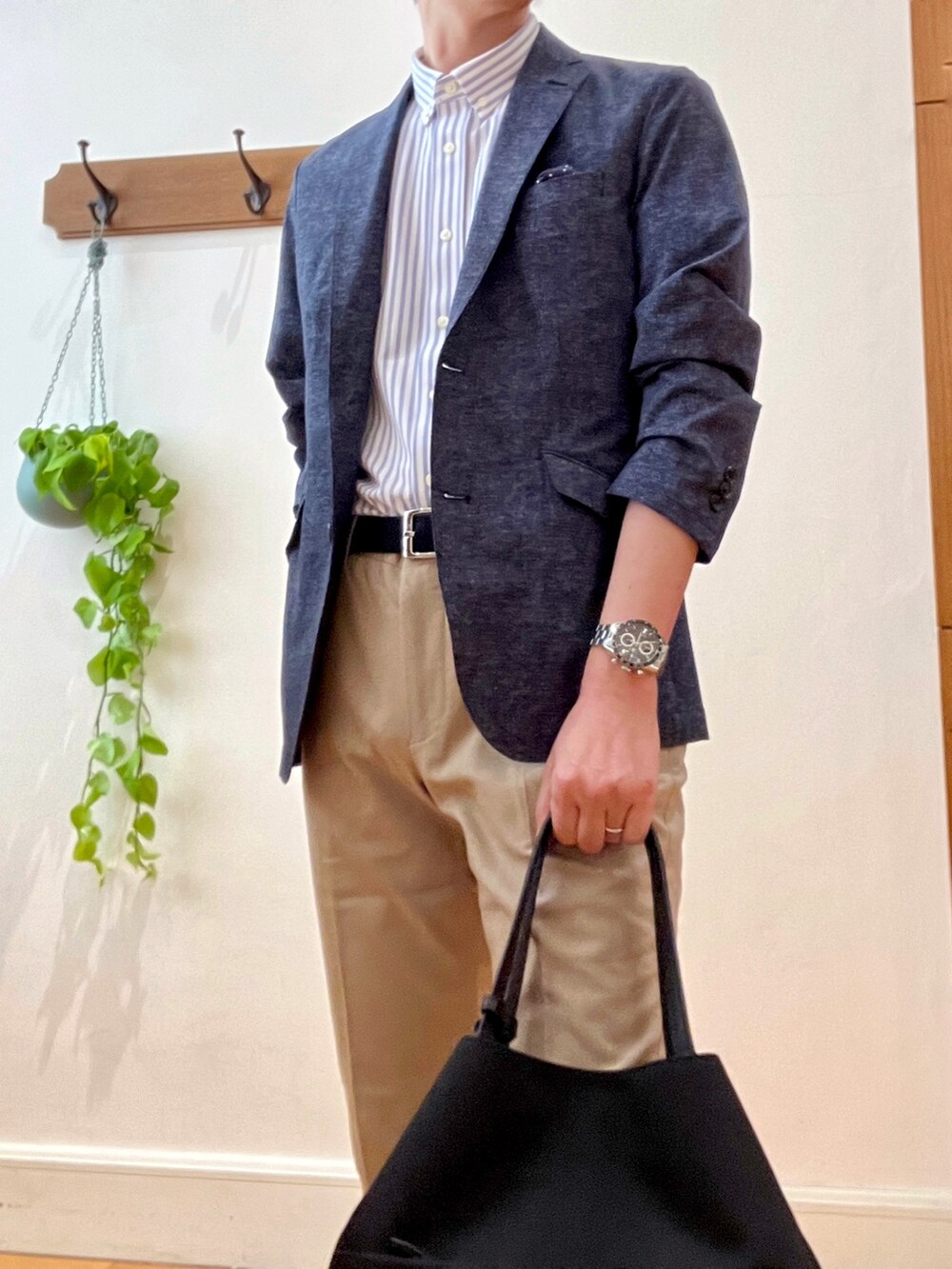 ブルー系のテーラードジャケット、ホワイト系のシャツ/ブラウス、ブラック系のトートバッグを着用したメンズの春コーディネートの7枚目の写真