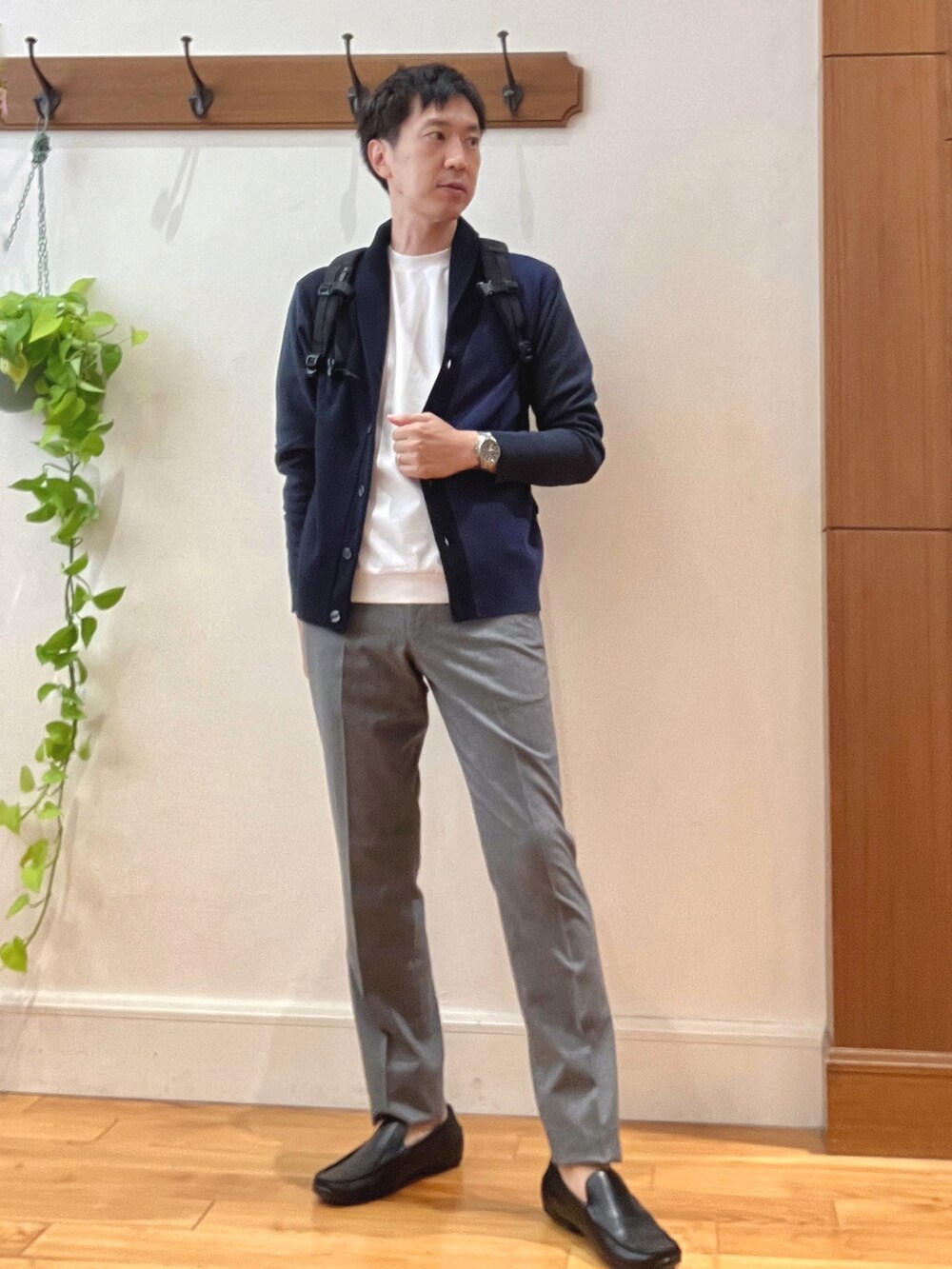 ブルー系のカーディガン/ボレロ、ホワイト系のTシャツ/カットソー、ブラック系のバックパック/リュックを着用したメンズの秋コーディネートの2枚目の写真