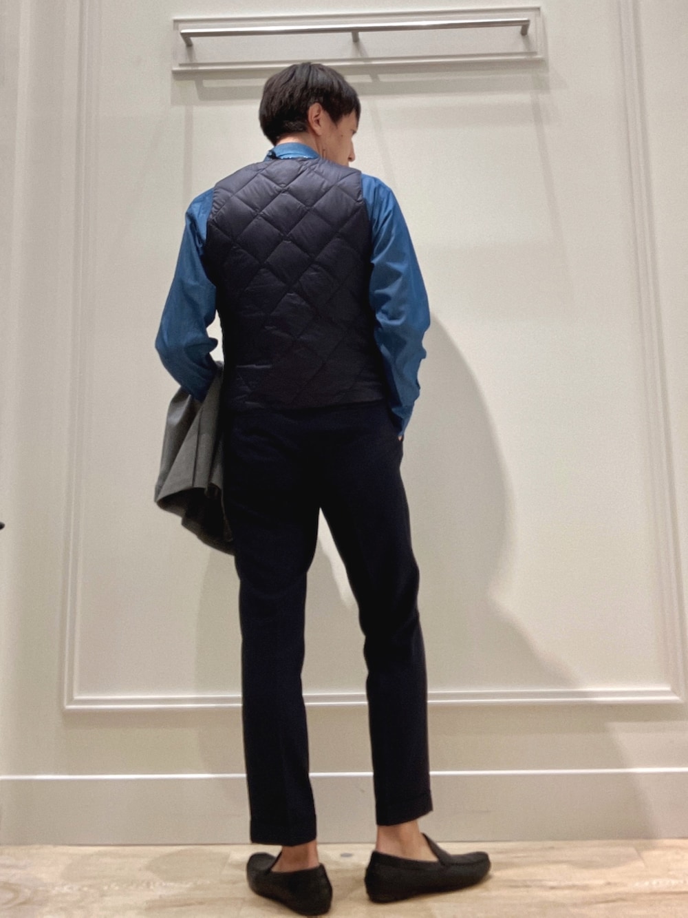 グレー系のテーラードジャケット、ブルー系のシャツ/ブラウス、ブラック系のトートバッグを着用したメンズの秋コーディネートの8枚目の写真