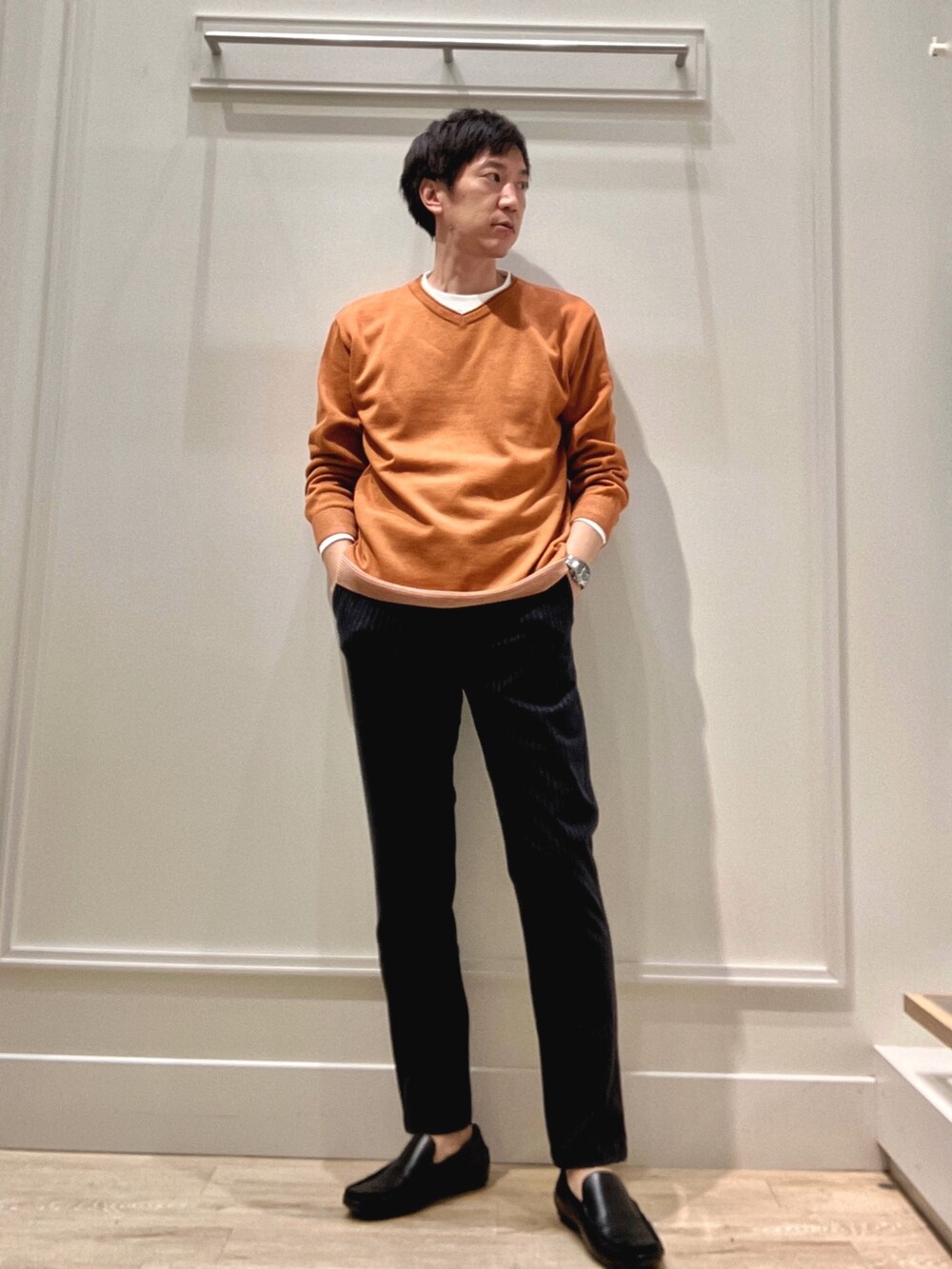 イエロー系のニット/セーター、ブラック系のショルダーバッグ、ブルー系のその他パンツを着用したメンズの秋コーディネートの7枚目の写真