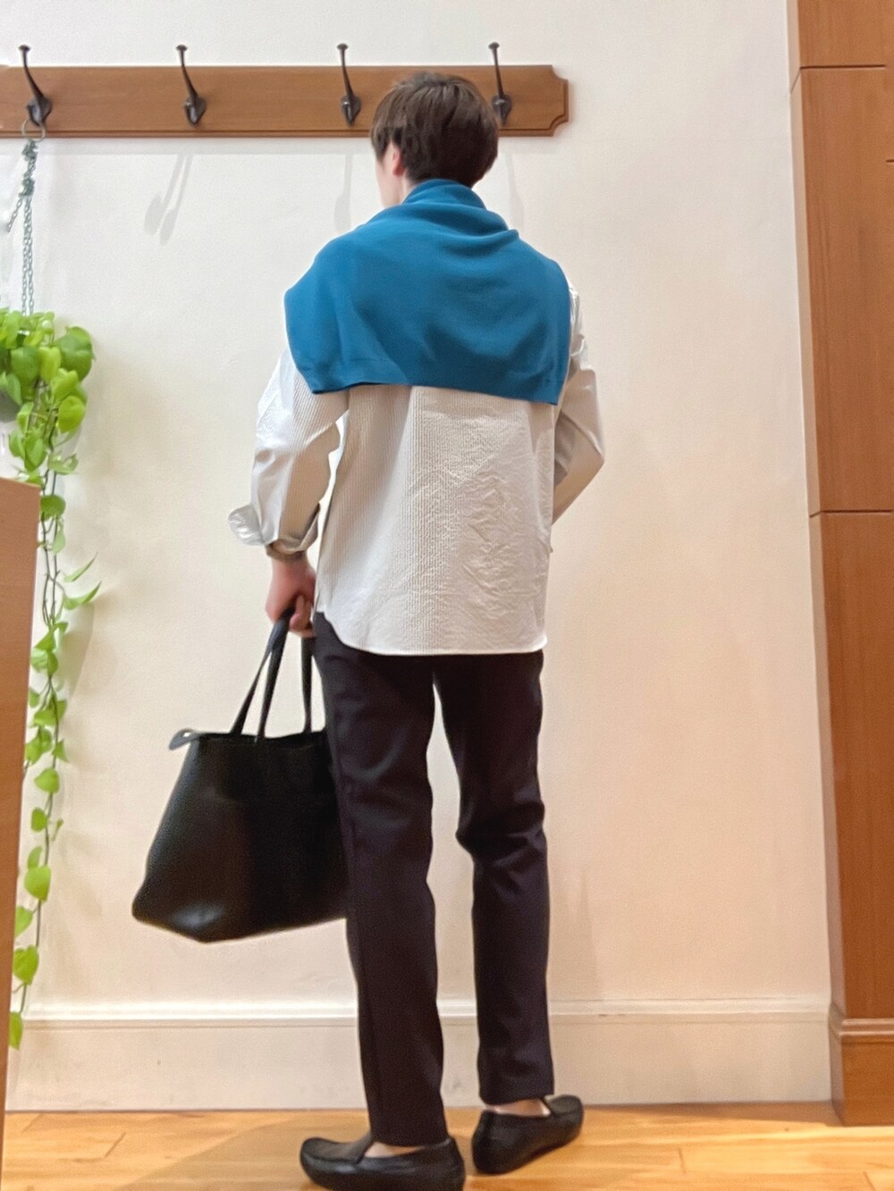 グリーン系のニット/セーター、グレー系のシャツ/ブラウス、グレー系のその他パンツを着用したメンズの春コーディネートの5枚目の写真