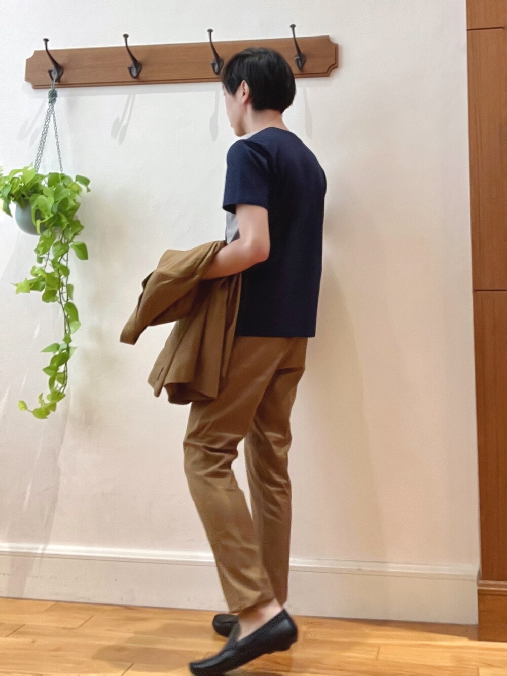 イエロー系のテーラードジャケット、ブルー系のTシャツ/カットソー、ブラック系のトートバッグを着用したメンズの夏コーディネートの8枚目の写真