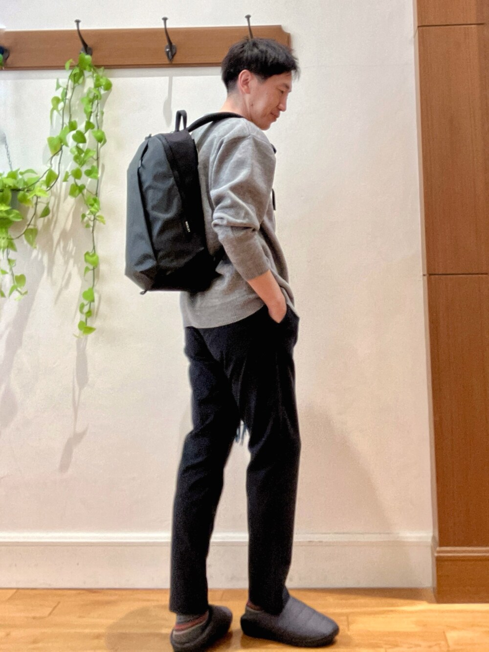 ブルー系のその他パンツ、グレー系のニット/セーター、グレー系のバックパック/リュックを着用したメンズの冬コーディネートの5枚目の写真