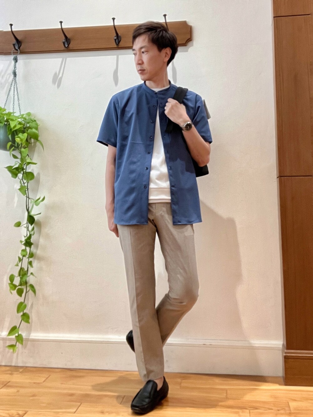 ブルー系のシャツ/ブラウス、ホワイト系のTシャツ/カットソー、ベージュ系のその他パンツを着用したメンズの春コーディネートの6枚目の写真